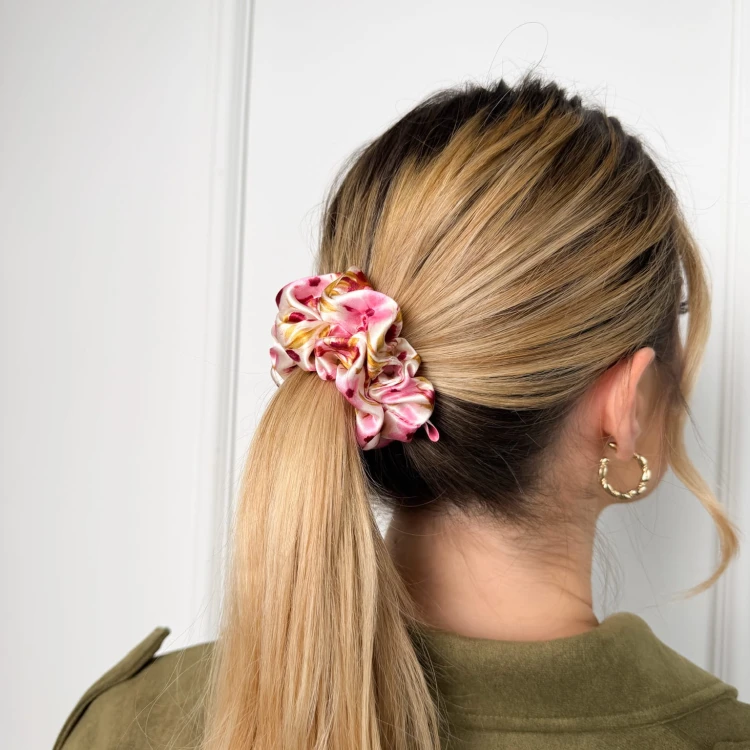 JEDWABNA-SCRUNCHIE-MEDIUM-BLOOM (1).jpg