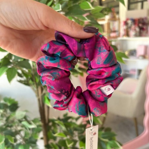 MEDIUM-SCRUNCHIE-ROSE-PINK.webp