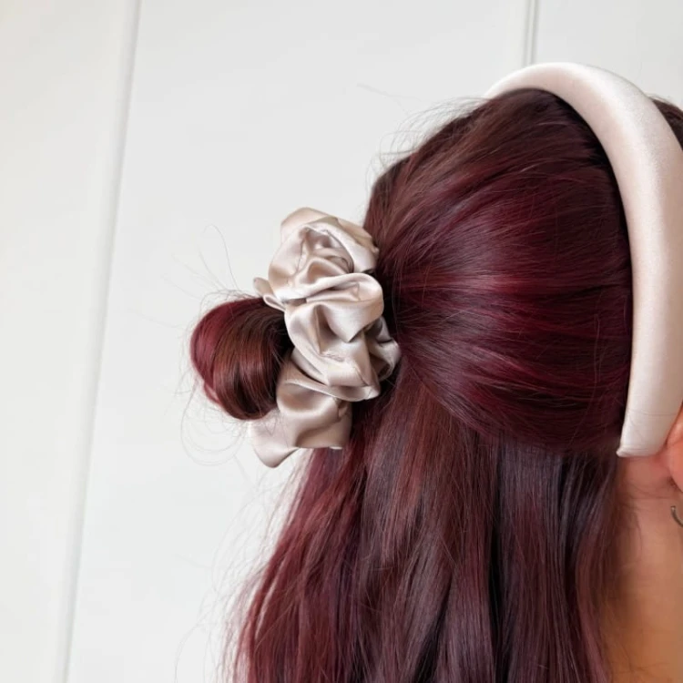 MEDIUM-SCRUNCHIE-BEIGE (2).webp