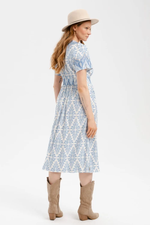 sukienka_midi_biało_niebieska_wzorzysta_blue_shadow_2.jpg