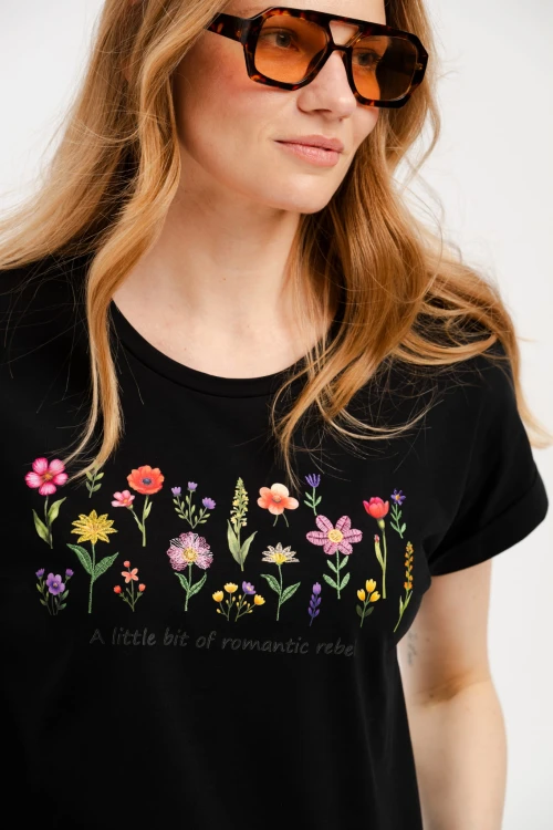 t-shirt_damski_czarny_z_nadrukiem_w_kwiaty_blue_shadow_3.jpg