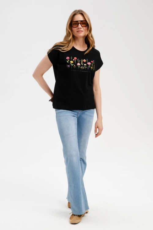 t-shirt_damski_czarny_z_nadrukiem_w_kwiaty_blue_shadow_4.jpg