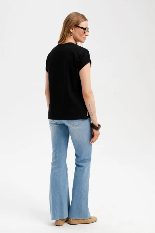 t-shirt_damski_czarny_z_nadrukiem_w_kwiaty_blue_shadow_5.jpg