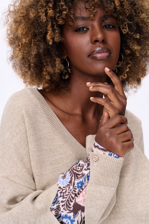 sweter beżowy w serek z rozcięciami narękawach blue shadow3.jpg