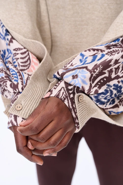 sweter beżowy w serek z rozcięciami na rękawach blue shadow2.jpg